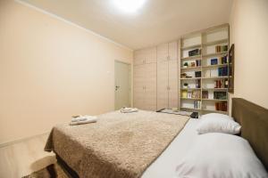 - une chambre avec un lit et 2 serviettes dans l'établissement Apartman Centar 1, à Podgorica
