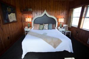 Postel nebo postele na pokoji v ubytování McMenamins Gearhart Hotel