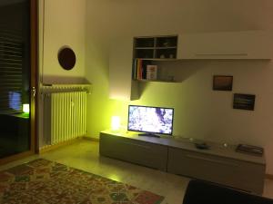 Μια τηλεόραση ή/και κέντρο ψυχαγωγίας στο Biroldi Apartment