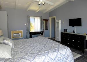 Postel nebo postele na pokoji v ubytování Harmony Motel