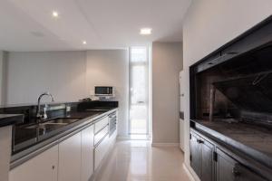 eine Küche mit einer Spüle und einem Kamin in der Unterkunft Apartamento 24 in Punta del Este