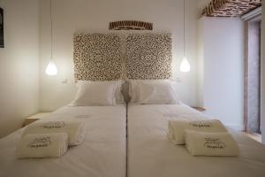 1 cama blanca grande con 2 almohadas en Sunshine House - Exclusive Apartment - Home By The Castle en Lisboa