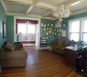 una sala de estar con 2 sofás y una lámpara de araña. en Bon Paul & Sharky's Hostel en Asheville