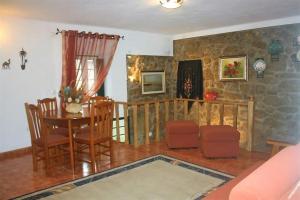 a living room with a table and a dining room at Casa do Miradouro in Monsanto