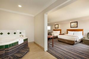 En eller flere senge i et værelse på Days Inn by Wyndham Eureka CA