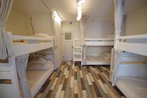 Postel nebo postele na pokoji v ubytování Cinnamon Guesthouse Dogo