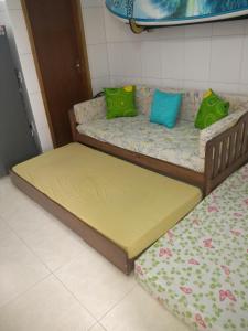 A bed or beds in a room at Flat Maranduba Ville