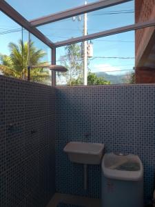 A bathroom at Flat Maranduba Ville