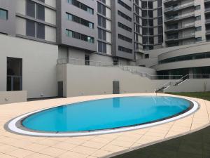 an empty swimming pool in front of a building at Lou-Jos in Funchal