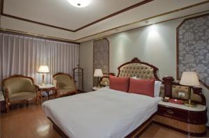 Postel nebo postele na pokoji v ubytování Charming City Songshan Hotel