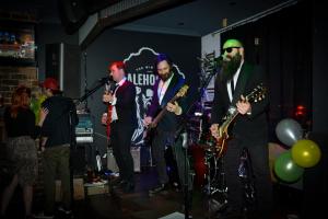 un grupo de hombres tocando instrumentos en una fiesta en Pint On Punt Backpackers en Melbourne