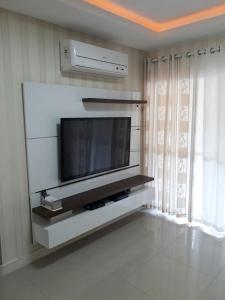 TV a/nebo společenská místnost v ubytování Lindo Apartamento Vista Mar