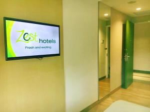 Sjónvarps- og/eða afþreyingartæki á Zest Jemursari by Swiss-Belhotel International