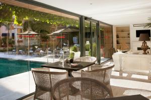 Bazén v ubytovaní Hotel Medium Sitges Park alebo v jeho blízkosti