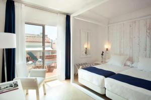 Posteľ alebo postele v izbe v ubytovaní Hotel Medium Sitges Park + 37 fotografií