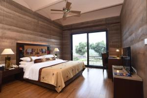 Ένα ή περισσότερα κρεβάτια σε δωμάτιο στο The Lalit Mangar