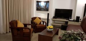 TV a/nebo společenská místnost v ubytování Villa Tulip Garden