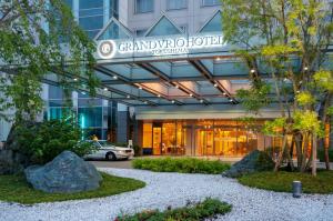 um edifício com uma placa que lê Grand Rapids Hotel em Tokushima Grandvrio Hotel em Tokushima