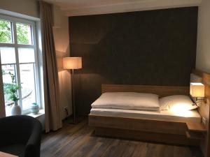 um quarto com uma cama e uma grande janela em Hotel Restaurant Am Kring em Vreden