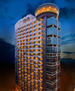 فندق متروبارك ماكاو في ماكاو: مبنى طويل وبه أضواء فوقه
