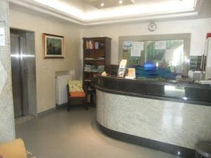 a waiting room with a counter and a chair at Hotel Da Bepi in Lido di Jesolo