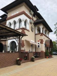 Vila Turistica Tosca Regal في باكاو: مبنى على ساعه