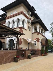 um edifício com um relógio na lateral em Vila Turistica Tosca Regal em Bacău