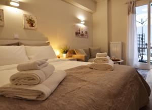 een slaapkamer met een bed met handdoeken erop bij Studio Posh with garden in Kolonaki in Athene
