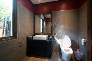 Luxury Thai Style Swimming Pool Villa, Private housekeeper,6 Bedrooms的一间浴室