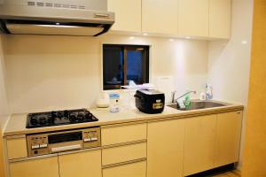 uma cozinha com um fogão e um lavatório em Alo BnB 1 - Near UENO, AKIHABARA, ASAKUSA - Self check-in em Tóquio