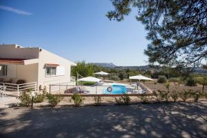 willa z basenem przed domem w obiekcie The Olive Grove Villa Private Pool with star links WiFi w mieście Theologos