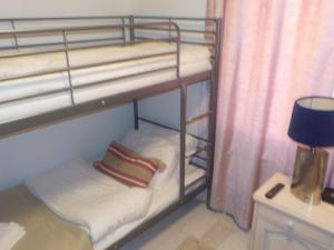 2 beliches num quarto com um candeeiro em Hagfors Hostel em Råda