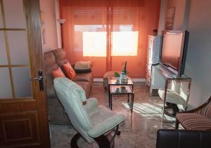 sala de estar con sofá y silla en Apartamento Pleno Centro Victoria PARKING GRATIS, en Córdoba