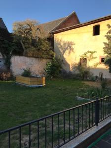une maison avec une clôture devant une cour dans l'établissement Monteurzimmer-Graf, à Nidda