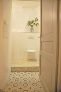 リヨンにあるLe Saint Georges - Vieux Lyon - Majord'Homeのバスルーム(トイレ、花瓶付)
