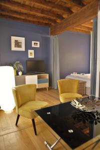- un salon avec deux chaises et un lit dans l'établissement Le Saint Georges - Vieux Lyon - Majord'Home, à Lyon