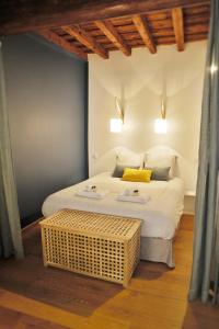 A bed or beds in a room at Le Saint Georges - Vieux Lyon - Majord'Home