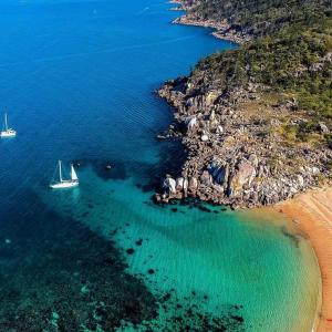 an aerial view of a beach with a boat in the water at Mango Cottage in Horseshoe Bay