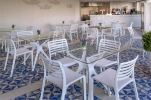 Un restaurante o sitio para comer en Hotel Cala Font