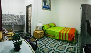 um quarto com uma cama e uma mesa em Gama Apartments em Dili