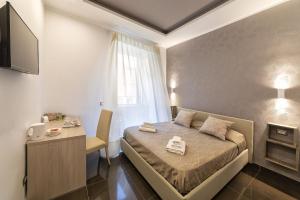 ナポリにあるビー イタリアン フラット ボヴィオの小さなベッドルーム(ベッド1台、デスク付)