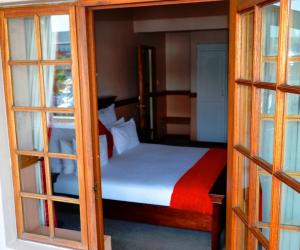 Postel nebo postele na pokoji v ubytování Crown Hotel