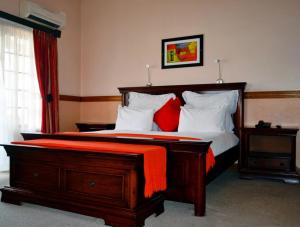 Postel nebo postele na pokoji v ubytování Crown Hotel
