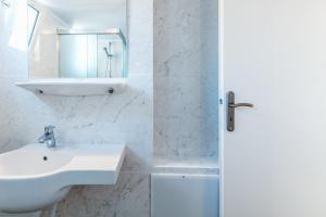 Kúpeľňa v ubytovaní Panorama Apartments updated with infinity pool + 37 fotografií