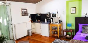 A cozinha ou cozinha compacta de Romantic quiet studio on the canal