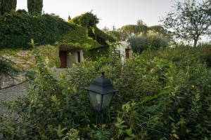 una luz de la calle en medio de un jardín en Borgo Villa Risi, en Siena