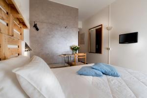 A bed or beds in a room at Hotel Rendez Vous