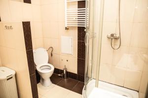 リヴィウにあるТеатральна#Ilike#の小さなバスルーム(トイレ、シャワー付) +24枚の写真