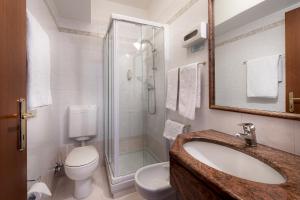 A bathroom at Hotel Rendez Vous