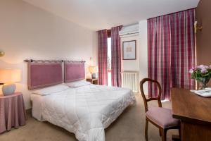 A bed or beds in a room at Hotel Rendez Vous